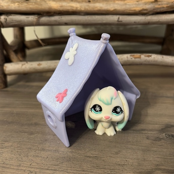 PRE OWNED HASBRO Littlest Pet Shop - Purple Camping Tent & Snow Bunny Rabbit - Picture 1 of 15